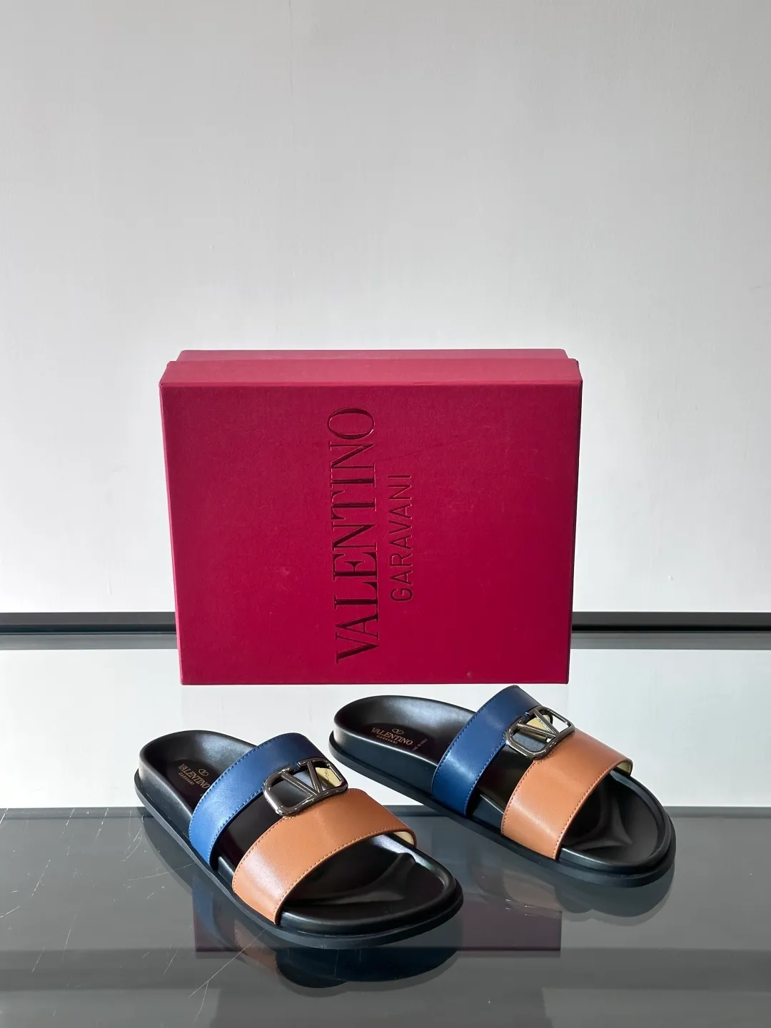 Men's shoes 💰p320 "VALENTINO" Valentino Men's 🧍‍♂️ Spring and summer new style metal rivet flat slippers, elegant sandals, the same style worn by celebrities, original molding, imported calfskin. Rubber outsole. Soft and durable, full set of counter packaging size: 39-44 (customized at 38.45.46)